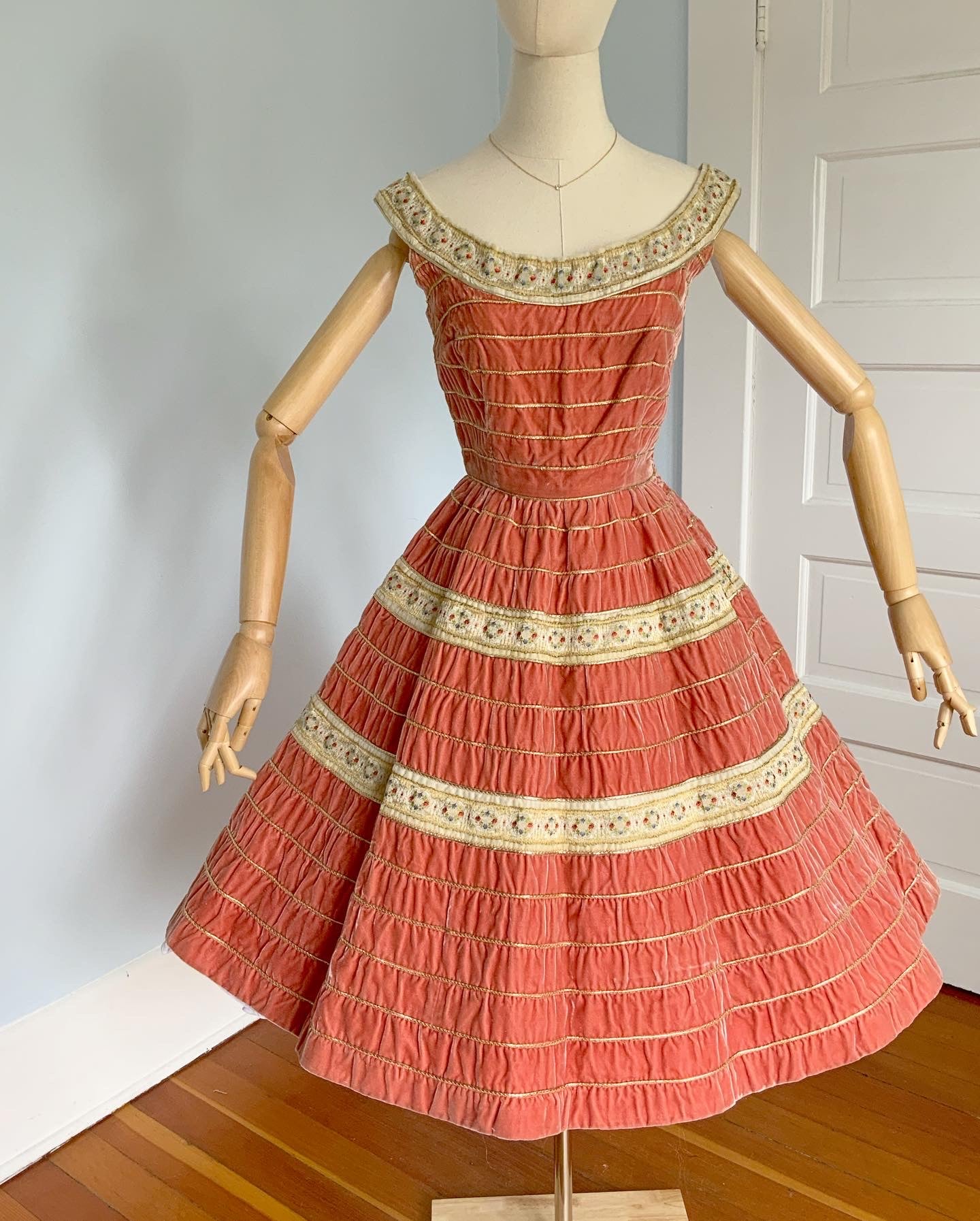 1950s Italian Couture Velvet with Floral Embroidered Ribbon & Metallic – butchwaxvintage