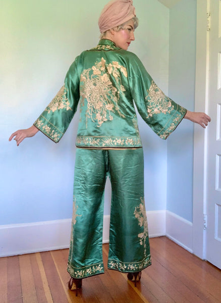 Exquisite 1920s Chinese Silk Hand Embroidered 2 Piece Lounging Set w/ Huge Spider Mums
